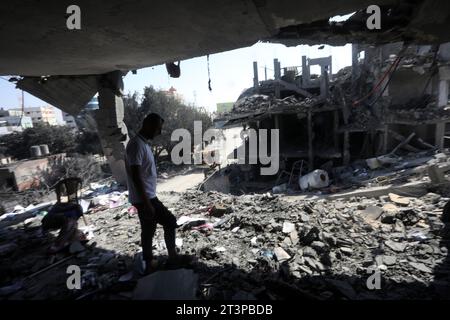 Rafah, Gaza. 26 ottobre 2023. Le case distrutte durante le incursioni aeree israeliane si vedono a Rafah nella parte meridionale di Gaza, giovedì 26 ottobre 2023. Foto di Ismael Mohamad/UPI credito: UPI/Alamy Live News Foto Stock