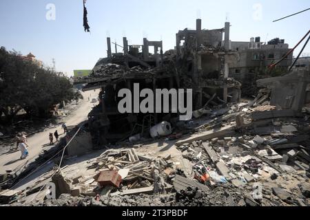 Rafah, Gaza. 26 ottobre 2023. Le case distrutte durante le incursioni aeree israeliane si vedono a Rafah nella parte meridionale di Gaza, giovedì 26 ottobre 2023. Foto di Ismael Mohamad/UPI credito: UPI/Alamy Live News Foto Stock