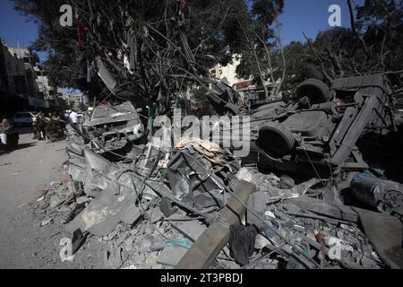 Rafah, Gaza. 26 ottobre 2023. Le case distrutte durante le incursioni aeree israeliane si vedono a Rafah nella parte meridionale di Gaza, giovedì 26 ottobre 2023. Foto di Ismael Mohamad/UPI credito: UPI/Alamy Live News Foto Stock