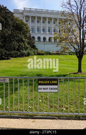 Police Line, Do Not Cross, cartello di riscaldamento sulla barricata di fronte al Campidoglio degli Stati Uniti, Washington DC, USA. Foto Stock