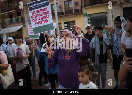 Malaga, Spagna. 26 ottobre 2023. Una donna si vede urlare slogan e tenere un cartello mentre partecipa a una manifestazione studentesca a sostegno della Palestina e di Gaza. Decine di studenti chiamati dal sindacato studentesco partecipano a una protesta che chiede la fine del massacro a Gaza e in solidarietà con il popolo palestinese, nel mezzo della guerra tra Israele e Hamas. Credito: SOPA Images Limited/Alamy Live News Foto Stock