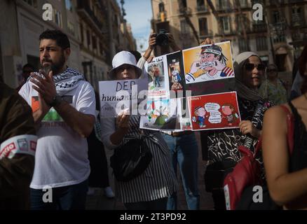 Malaga, Spagna. 26 ottobre 2023. I manifestanti sono visti tenere cartelli in solidarietà con la Palestina mentre prendono parte a una manifestazione studentesca a sostegno della Palestina e di Gaza. Decine di studenti chiamati dal sindacato studentesco partecipano a una protesta che chiede la fine del massacro a Gaza e in solidarietà con il popolo palestinese, nel mezzo della guerra tra Israele e Hamas. Credito: SOPA Images Limited/Alamy Live News Foto Stock