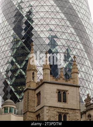Londra, Regno Unito - 23 ottobre 2023 - Tower of St Andrew Undershaft Church di fronte allo sfondo dell'edificio degli uffici Gherkin. Vista architettonica del vecchio e del nuovo Foto Stock