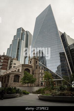 Londra, Regno Unito - 23 ottobre 2023 - St Andrew Undershaft Church di fronte ai moderni grattacieli sullo sfondo. Vista architettonica del vecchio e del nuovo edificio Foto Stock