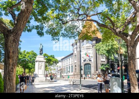 Estátua João Zarco (statua) e Banco de Portugal (Banca del Portogallo), Avenue Arriaga, Funchal, Madeira, Portogallo Foto Stock