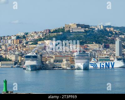 MSC World Europa è una nave da crociera di classe mondiale consegnata per MSC Cruises. Vista aerea al porto di Napoli in Italia Foto Stock