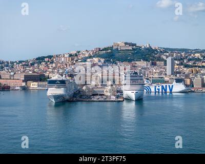 MSC World Europa è una nave da crociera di classe mondiale consegnata per MSC Cruises. Vista aerea al porto di Napoli in Italia Foto Stock