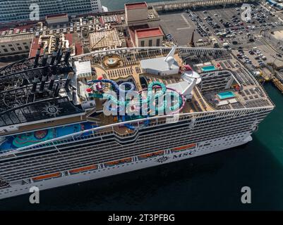 MSC World Europa è una nave da crociera di classe mondiale consegnata per MSC Cruises. Vista aerea al porto di Napoli in Italia Foto Stock