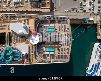 MSC World Europa è una nave da crociera di classe mondiale consegnata per MSC Cruises. Vista aerea al porto di Napoli in Italia Foto Stock
