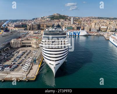 MSC World Europa è una nave da crociera di classe mondiale consegnata per MSC Cruises. Vista aerea al porto di Napoli in Italia Foto Stock