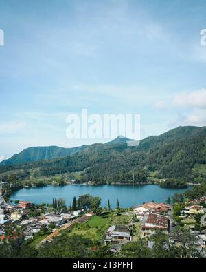 Vista aerea del lago Sarangan (Telaga Sarangan) a Magetan, Giava Orientale. Foto Stock