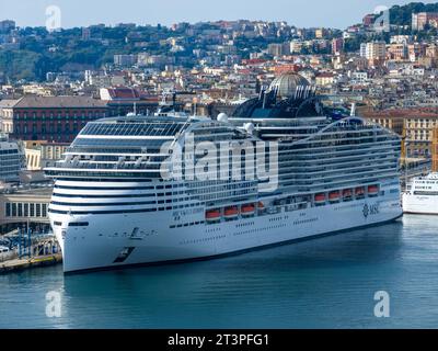 MSC World Europa è una nave da crociera di classe mondiale consegnata per MSC Cruises. Vista aerea al porto di Napoli in Italia Foto Stock