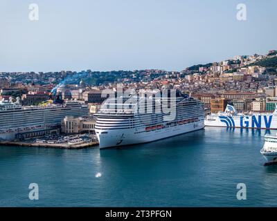 MSC World Europa è una nave da crociera di classe mondiale consegnata per MSC Cruises. Vista aerea al porto di Napoli in Italia Foto Stock