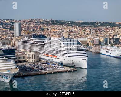 MSC World Europa è una nave da crociera di classe mondiale consegnata per MSC Cruises. Vista aerea al porto di Napoli in Italia Foto Stock