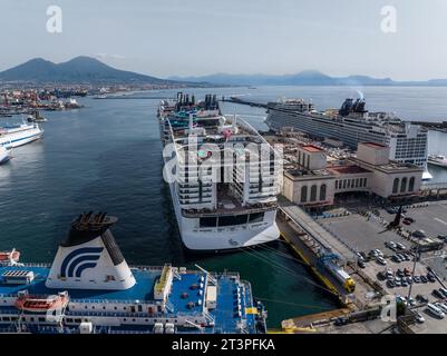 MSC World Europa è una nave da crociera di classe mondiale consegnata per MSC Cruises. Vista aerea al porto di Napoli in Italia Foto Stock