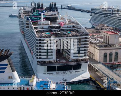MSC World Europa è una nave da crociera di classe mondiale consegnata per MSC Cruises. Vista aerea al porto di Napoli in Italia Foto Stock