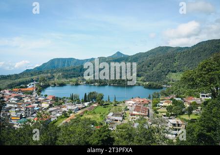 Vista aerea del lago Sarangan (Telaga Sarangan) a Magetan, Giava Orientale. Foto Stock