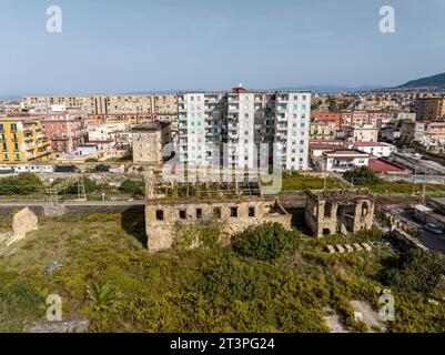 Casa con vista aerea in rovina abbandonata, Napoli Italia Foto Stock
