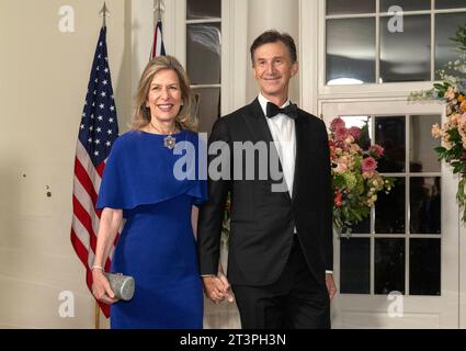 Liz Sherwood-Randall, Assistente del Presidente e Consigliere per la sicurezza Nazionale e Vice Consigliere per la sicurezza Nazionale, e il Dr. Jeffrey Randall arrivano per la cena di Stato in onore del primo Ministro Anthony Albanese dell'Australia e Jodie Haydon nell'area Booksellers della Casa Bianca a Washington DC mercoledì 25 ottobre 2023. Copyright: XRonxSachsx/xCNPx/MediaPunchx credito: Imago/Alamy Live News Foto Stock