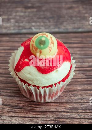 Muffin caupacke a tema halloween occhio sullo sfondo dello studio Foto Stock