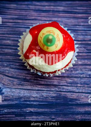 Muffin caupacke a tema halloween occhio sullo sfondo dello studio Foto Stock