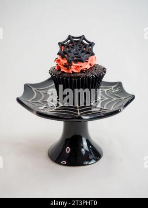 Muffin caupacke a tema halloween occhio sullo sfondo dello studio Foto Stock