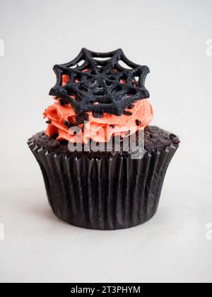 Muffin caupacke a tema halloween occhio sullo sfondo dello studio Foto Stock