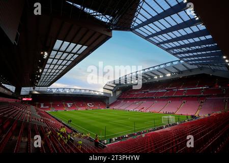 Liverpool, Regno Unito. 26 ottobre 2023. Una visione generale dell'Anfield Stadium, sede del Liverpool prima della partita di UEFA Europa League Liverpool vs Tolosa ad Anfield, Liverpool, Regno Unito, 26 ottobre 2023 (foto di Steve Flynn/News Images) a Liverpool, Regno Unito il 10/26/2023. (Foto di Steve Flynn/News Images/Sipa USA) credito: SIPA USA/Alamy Live News Foto Stock