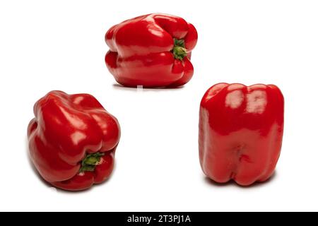 Peperone rosso isolato su sfondo bianco. Foto Stock