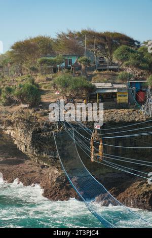 Immergiti negli intricati dettagli della meraviglia ingegneristica di Timang Beach, mostrando la vista ravvicinata di cavi e gondola Foto Stock