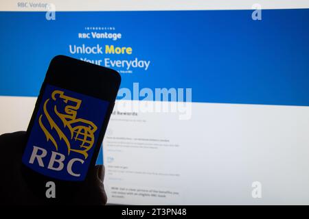 Rheinbach, Germania 26 ottobre 2023, il logo del marchio "Royal Bank of Canada" sul display di uno smartphone di fronte al sito Web Foto Stock