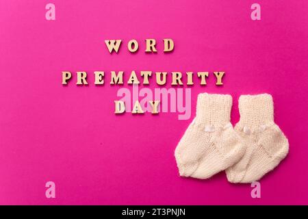 Concetto del giorno di prematurità mondiale. Striscione con l'iscrizione in lettere di legno. Foto Stock