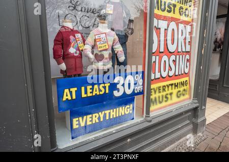 Nantwich, Cheshire, Inghilterra, 22 gennaio 2023. Vetrina del negozio M and Co con esposizione di vendita e chiusura del negozio, illustrazione editoriale retail e aziendale. Foto Stock