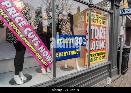 Nantwich, Cheshire, Inghilterra, 22 gennaio 2023. Vetrina del negozio M and Co con esposizione di vendita e chiusura del negozio, illustrazione editoriale retail e aziendale. Foto Stock