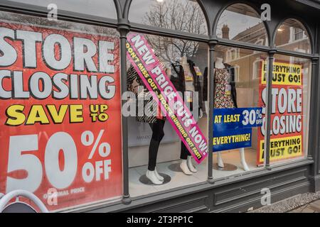 Nantwich, Cheshire, Inghilterra, 22 gennaio 2023. Vetrina del negozio M and Co con esposizione di vendita e chiusura del negozio, illustrazione editoriale retail e aziendale. Foto Stock