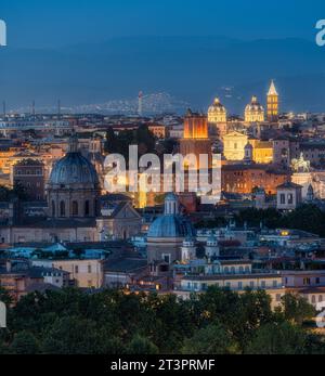 Panorama di Roma al tramonto dalla collina del Gianicolo terrazza. Foto Stock