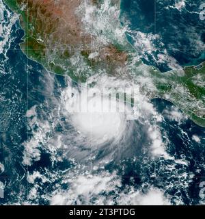 Acapulco, Messico. 24 ottobre 2023. L'immagine del satellite NOAA mostra l'uragano Otis, una tempesta mortale di categoria 5 che si avvicina alla costa prima di sbattere nella città turistica di Acapulco sulla costa del Pacifico, il 24 ottobre 2023 ad Acapulco, in Messico. Crediti: GOES-East/NOAA/Alamy Live News Foto Stock