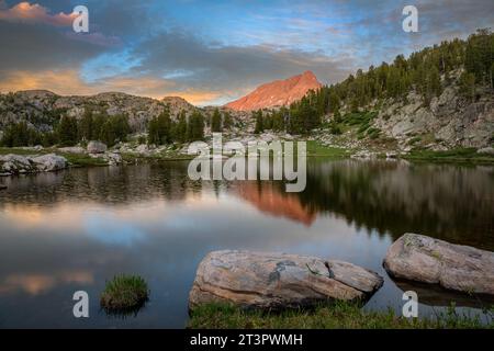 WY05339-00...WYOMING - tramonto su un piccolo lago sotto il Gunsight Pass sul Continental divide Trail nella sezione Bridger Wilderness del Wind River Foto Stock