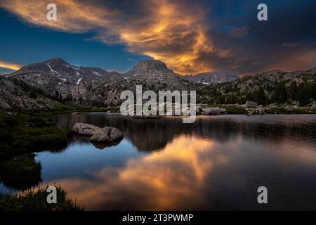 WY05340-00...WYOMING - tramonto su un piccolo lago sotto il Gunsight Pass sul Continental divide Trail nella sezione Bridger Wilderness del Wind River Foto Stock