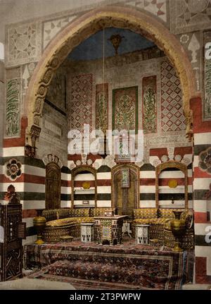 Interno di una casa, Damasco, Terra Santa, ca. 1895 preso dalla Detroit Publishing Co.. Raccolta presso la U.S. Library of Congress. Foto Stock