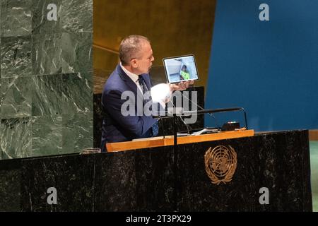 L'Ambasciatore e Rappresentante permanente di Israele alle Nazioni Unite Gilad Erdan parla mentre mostra un video girato da Hamas terrorista della decapitazione di un lavoratore thailandese durante l'attacco a Israele durante la decima sessione speciale di emergenza presso la sede delle Nazioni Unite a New York il 26 ottobre 2023. Foto Stock