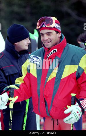 Italia Madonna di Campiglio 1993-12-12: Alberto Tomba, sciatore italiano, durante la Coppa del mondo di Sci Alpino 1993/1994 Foto Stock