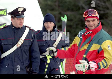 Italia Madonna di Campiglio 1993-12-12: Alberto Tomba, sciatore italiano, durante la Coppa del mondo di Sci Alpino 1993/1994 Foto Stock
