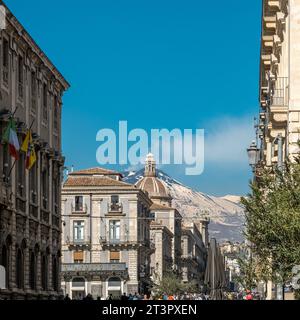 02-22-2023 Catania, Sicilia, Italia. La strada principale via Etnea e il vulcano Etna, vista da Piazza del Duomo Foto Stock