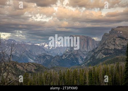 WY05375-00...WYOMING - Vista del Monte Squaretop al tramonto dal Twin Lakes Trail nella sezione Bridger Wilderness della Wind River Range. Foto Stock