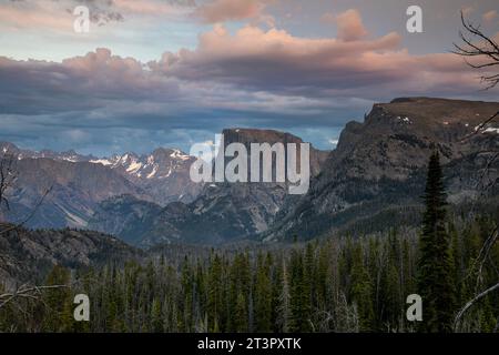 WY05378-00...WYOMING - Squaretop Mountain quando il tramonto diventa crepuscolo nell'area di Bridger Wilderness della Wind River Range. Foto Stock