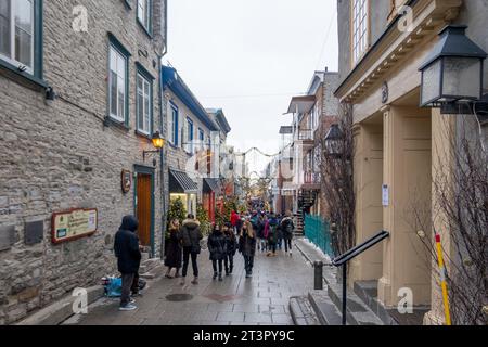 Rue du Petit-Champlain durante la stagione delle vacanze, Old Quebec, Quebec City, Canada. Foto Stock