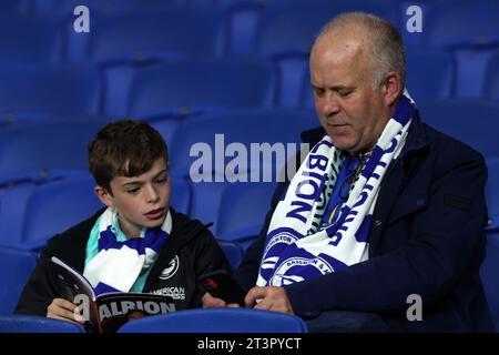 Brighton, Regno Unito. 26 ottobre 2023. I tifosi del Brighton durante la partita di UEFA Europa League tra Brighton e Ajax allo stadio Brighton e Hove Albion di Brighton, Inghilterra. (James Whitehead/SPP) credito: SPP Sport Press Photo. /Alamy Live News Foto Stock