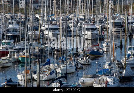 affollato porticciolo per yacht e barche pieno di barche di tutte le dimensioni a lymington, hampshire. Foto Stock