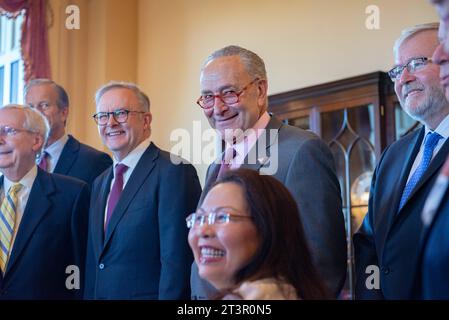 Il primo ministro dell'Australia Anthony Albanese incontra il leader della maggioranza del Senato degli Stati Uniti Chuck Schumer Democrat di New York, il leader della minoranza del Senato degli Stati Uniti Mitch McConnell Repubblicano del Kentucky e altri senatori nel Campidoglio giovedì 26 ottobre 2023. Albanese ha visitato la Casa Bianca questa settimana per una cena di stato e ha incontrato i leader del Congresso al Campidoglio. Copyright: XAnnabellexGordonx/xCNPx/MediaPunchx credito: Imago/Alamy Live News Foto Stock